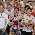 Alberto Puig, Marc Márquez y Yoshishige Nomura, presidente del departamento de competición de Honda (HRC), celebran el nuevo título del catalán.-REPSOL MEDIA / JAIME OLIVARES