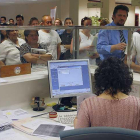 Trabajadores del Ayuntamiento durante su jornada laboral en dependencias municipales.-ISRAEL L. MURILLO