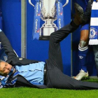 Mourinho, por los suelos en una imagen del pasado mes de marzo, cuando entrenaba al Chelsea.-AFP / GLYN KIRK