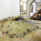 La muestra acoge una maqueta cedida por el Ayuntamiento del Valle de Sedano, que recrea la estructura de un dolmen de la zona. FOTOS: TOMÁS ALONSO