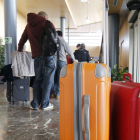 Las maletas son más habituales para irse de Burgos que para venirse a la provincia. Un fenómeno contrario al de 2010.-ISRAEL L. MURILLO