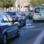Coches de la ciudad circulan por la transitada zonal del Bulevar.-RAÚL G. OCHOA