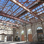 La fotografía muestra el penoso aspecto del interior de la gran sala central de viajeros, despojada del tejado y con los muros expuestos a los elementos.-RAÚL OCHOA