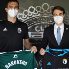 Barovero posa con la camiseta del Burgos junto al presidente del club, Franco Caselli. BURGOS CF