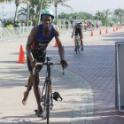 Mhlengi Gwala, el triatleta agredido, en plena transición de la bici, camino de la carrera a pie, en una foto de archivo.-/ JETHRO SNYDERS (AP)