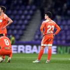 Los jugadores del Burgos CF lamentan la derrota sufrida en Valladolid. LALIGA