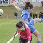 Paola disputa un balón aéreo con una defensora del Gazteizko Neskak-Santi Otero