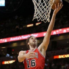 Pau Gasol entra a canasta durante el encuentro ante Miami Heat.-Foto: AFP / MIKE EHRMANN