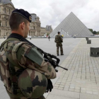 Soldados patrullan junto al Louvre, en una imagen de archivo.-PHILIPPE WOJAZER