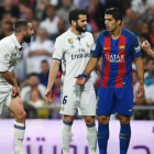 Dani Carvajal se queja de una patada de Luis Suárez.-GETTY / DAVID RAMOS