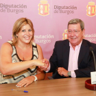 Marta González y César Rico sellan el acuerdo. TOMÁS ALONSO