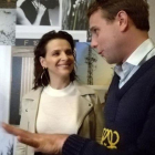 La actriz Juliette Binoche y Johattan W. Ardenson, director creativo de Loewe.-