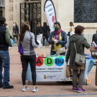 La Asociación Dislexia Burgos (Adbu) ha instalado hou una mesa informativa en la Plaza Santo Domingo. SANTI OTERO