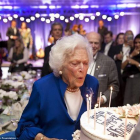 Barbara Bush sopla las velas de su 90 aniversario.-Foto:   Eric Draper / Barbara Bush Foundation