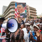 Simpatizantes de Obama vitorean al presidente de EEUU mientras esperan verle pasar, en Nairobi, ayer.-Foto: EFE / DANIEL IRUNGU