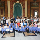 Algunos de los alumnos burgaleses que participan en el programa Pequeños Emprendedores recibieron ayer las licencias municipales para vender sus productos en el mercadillo.-ECB