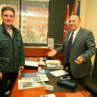 El presidente del Consejo Comarcal, Gerardo Álvarez Courel (D), junto al presidente del Consejo Regulador de la Indicación Geográfica Protegida (IGP) del Pimiento, Pedro García (I), durante la firma del convenio de colaboración entre ambas entidades-Ical