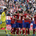 Los jugadores del Atlético de Madrid celebran el cuarto gol de su equipo, del delantero Antoine Griezmann, durante el partido de la trigésimo primera jornada de Liga contra el Betis, en el estadio Vicente Calderón de Madrid.-EFE