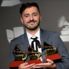 El Guincho, con sus Grammy Latinos, en Las Vegas.-AFP / BRIDGET BENNETT