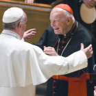El Papa saluda a McCarrick, en el 2015.-JOHNATHAN NEWTON