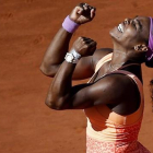 Serena Williams desata su euforia tras vencer en la final de Roland Garros el pasado junio.-EFE / IAN LANGSDON
