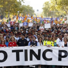 La cabecera de la manifestación de Barcelona, con los representantes de los colectivos que atendieron a las víctimas de los atentados.-ALBERT BERTRAN
