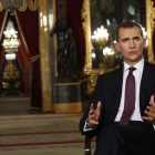 El Rey, durante la grabación del tradicional discurso de Navidad, está vez en el Palacio Real-FRANCISCO GÓMEZ / CASA REAL