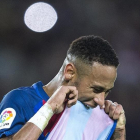Neymar tras fallar un tiro a puerta durante un partido-JORDI COTRINA