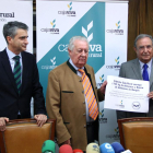 Herrero posa con el cheque entregado por Cajaviva Caja Rural.-JAIME CARAZO