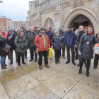 Dos guías posan junto a un grupo de visitantes antes de entrar en la Catedral.-ISRAEL L. MURILLO