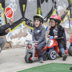 Un voluntario muestra la señal de Stop a los  pequeños, ayer, en un pequeño circuito diseñado en la plaza Roma.-SANTI OTERO