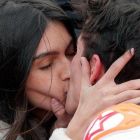 Lucía Rivera felicita a su novio Marc Márquez, ayer, en el ’corralito’ del circuito valenciano de Cheste.-EFE / KAL FORSTERLING