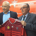 Caudio Barragán posa junto a Alfredo de Miguel con la camiseta rojilla.-@CDMirandes
