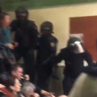 Actuación de la policía en el CEIP Pau Claris de Barcelona, el pasado 1 de octubre.-EL PERIÓDICO