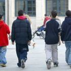 Un grupo de adolescentes en una calle de la capital.-ISRAEL L. MURILLO