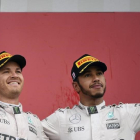 Nico Rosberg y Lewis Hamilton, la pareja de Mercedes.-EFE / FRANCK ROBICHON