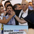 Lilian Tintori (izq), esposa del dirigente encarcelado Leopoldo López, celebra con otros representantes de la MUD la victoria electoral, en Caracas.-REUTERS / CARLOS GARCÍA RAWLINS