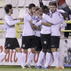 Los jugadores del Burgos CF celebran el gol de Javi Hernández.-SANTI OTERO