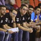 Epi, en el centro, sigue las evoluciones de un partido reciente.-RAÚL OCHOA