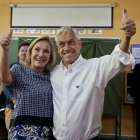 Salvador Piñera junto a su mujer Cecilia Morel tras votar en Santiago de Chile.-AP / ESTEBAN FELIX