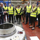 El presidente de la Junta de Castilla y León, Juan Vicente Herrera, visitó ayer las nuevas instalaciones de Siemens Gamesa en Lerma.-RAÚL G. OCHOA