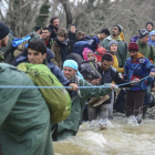 Refugiados en Idomeni cuando trataron de cruzar a Macedonia, el lunes.-EFE / NAKE BATEV