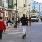 Una mujer circula con patinete eléctrico por la calle Laín Calvo.-RAÚL G. OCHOA