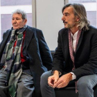 Ignacio Echevarría (derecha) junto al editor Jorge Herralde, en la Ciutat de la Justicia el pasado 17 de diciembre.-