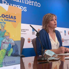 La concejala de Servicios Sociales, Sonia Rodríguez, presentó ayer una guía para usar adecuadamente las nuevas tecnologías. ECB