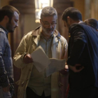 El diputado de JxSí, Roger Torrent, muestra unos documentos a los parlamentarios de la CUP Albert Botran y Carles Riera.-ALBERT BERTRAN