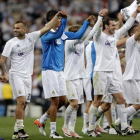 Los jugadores del Madrid celebran la clasificación para la final de la Liga de Campeones en el estadio Santiago Bernabéu.-JOSE LUIS ROCA