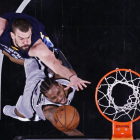 Marc Gasol intenta taponar una canasta de Leonard, en el partido de San Antonio-LARRY W. SMITH