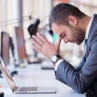 Un chico en la oficina sin poder trabajar.-123RF