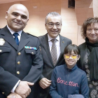El comisario y el subdelegado con una profesora y una ‘ciberexpert@’.-ECB